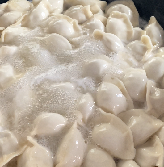 仿手工餃子機(jī)做出來(lái)的餃子