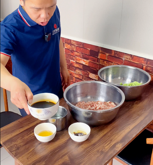 先學(xué)技術(shù)還是先入手仿手工包子機(jī)？