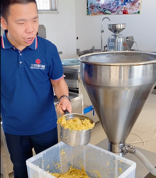 速凍餃子加工廠使用餃子機加工生產(chǎn)餃子