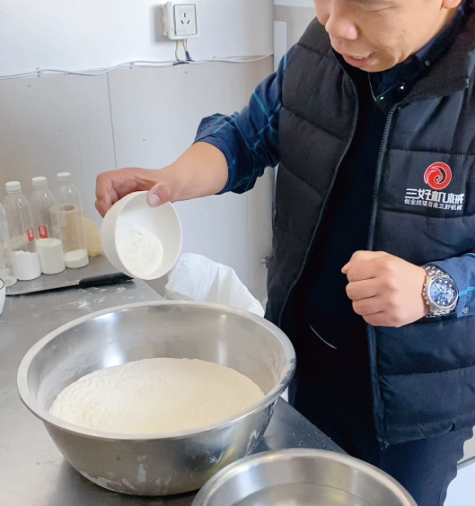 老鐵用饅頭機(jī)做饅頭，卻捅破豆渣這個(gè)馬蜂窩“咋辦”？