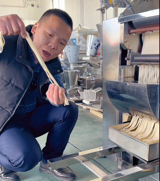 老鐵突襲駕到，面條機手把手教新手搞定筋道面食