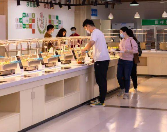 掌勺大廚成為“肇事者”切菜機(jī)怎么去解圍？