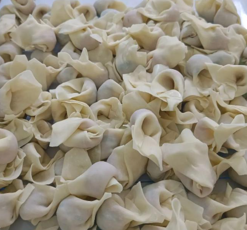 凌晨四點的餛飩鋪，老板娘用混沌機后笑得合不攏嘴？